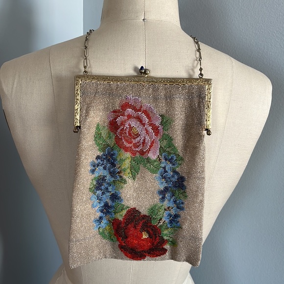 Vintage microbeaded purse with rose detail. - Picture 3 of 6